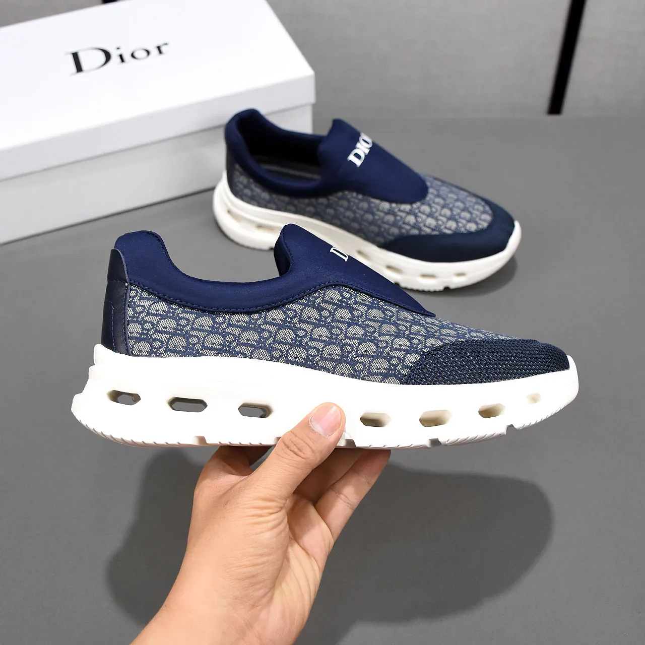 PP420🍒🍒🍒Dior's new 🆕low-cut casual sneakers, made of breathable mesh, with brand signature details on the shoe collar to enhance style. Fashionable and versatile, it can complement any look. With a sophisticated design that is both dynamic and modern, this new must-have shoe adds a new dimension to Dior's legacy, displaying modern elegance. Men's shoes 38-44 45🉑️customized
